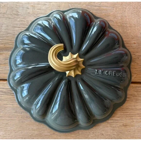 Le Creuset Enameled Cast Iron Pumpkin Cocotte 4 qt Thyme Green Gold Knob NEW - Picture 7 of 9